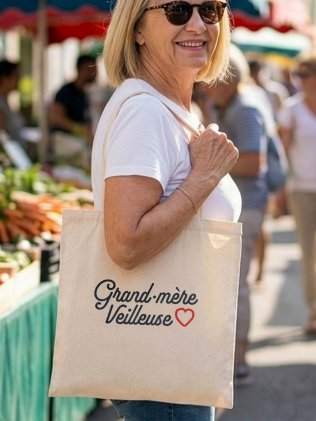 mannequin femme de profil portant le Tote bag Grand-mère veilleuse mannequin femme de profil portant le Tote bag Grand-mère veilleuse