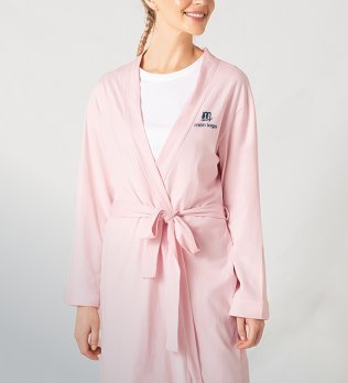 vue peignoir rose avec logo 