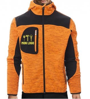 Veste Softshell à capuche effet chiné Trip en coloris Orange fluo avec exemple de logo imprimé Veste Softshell à capuche effet chiné Trip en coloris Orange fluo avec exemple de logo imprimé porté par un homme