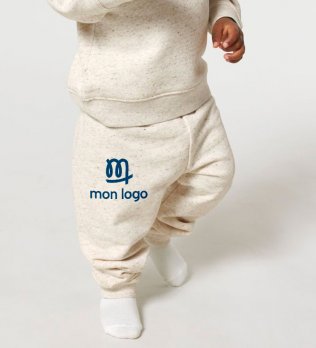 un bébé portant le jogging Baby Tumbler avec votre logo dans le coloris Eco-Heather