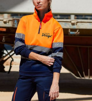 Sweat col zippé haute visibilité porté par une femme Sweat col zippé haute visibilité porté par une femme