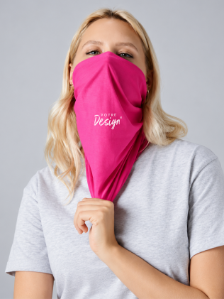 femme de face portant le tour de cou B900 en coloris fuchsia femme de face portant le tour de cou B900 en coloris fuchsia