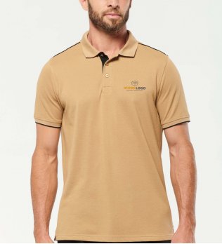 Homme portant un polo workwear WK270 en coloris camel avec un exemple de logo sur le coeur