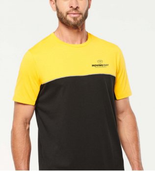 T-shirt bicolore de travail WK304 en coloris yellow Homme portant un t-shirt bicolore de travail WK304 en coloris yellow avec un logo