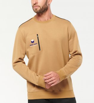 Pull unisexe workwear personnalisable WK403 avec exemple de logo floqué sur le coeur porté par un homme