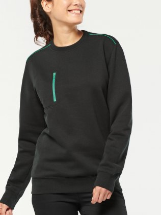Pull unisexe personnalisable WK403 en coloris Black/Kelly green sans logo porté par une femme