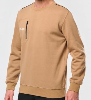 Sweat workwear personnalisable WK403 en coloris Camel/Black avec exemple de logo blanc sur la poche poitrine