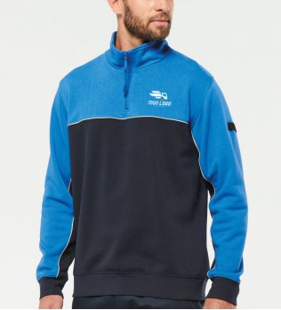 Exemple de logo floqué sur le sweat bicolore WK404 en coloris navy/royal blue porté par un homme