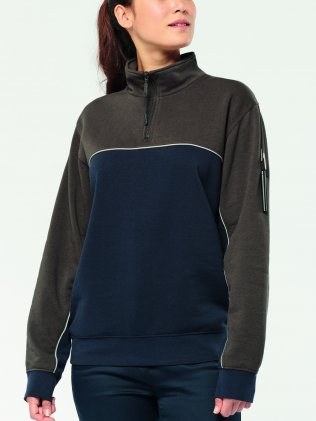 Sweats WK404 en coloris navy / dark grey et navy / royal blue sans logo porté par une femme