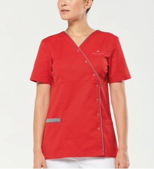 Blouse d'esthétisme WK506 avec exemple de logo floqué sur le coeur Blouse d'esthétisme WK506 avec exemple de logo floqué sur le coeur portée par une femme
