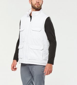 Gilet de travail multipoches WK607 en coloris White Gilet de travail unisexe multipoches WK607 en coloris White porté par un homme