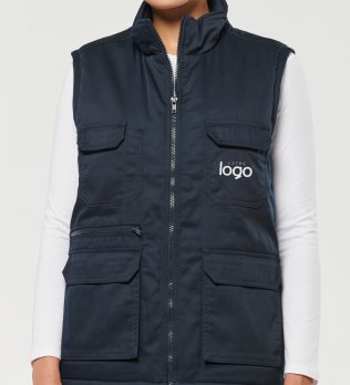 Mannequin femme de face portant le gilet multipoches rembourré WK607 avec simulation de marquage logo sur le cœur
