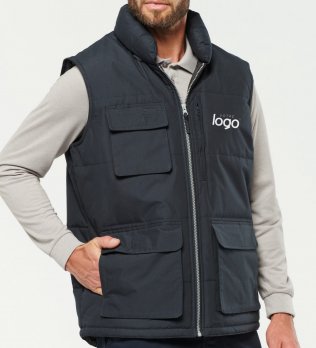 Mannequin homme de face portant le bodywarmer matelassé multipoches WK615 avec simulation de marquage logo sur le cœur