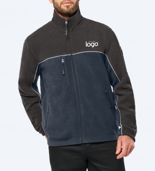 Veste polaire recyclée contrastée WK904 Black / Navy portée, personnalisée avec votre logo brodé à l'épaule Veste polaire recyclée contrastée WK904 Black / Navy portée, personnalisée avec votre logo brodé à l'épaule