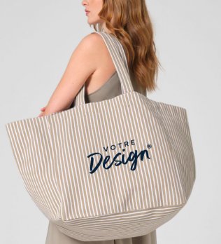 mannequin femme de profil portant le Sac de plage oversize personnalisable