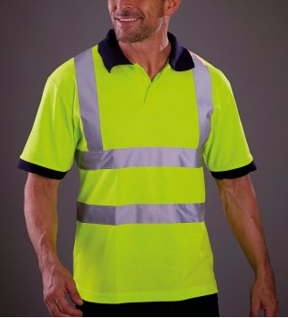 Polo manches courtes haute visibilité en coloris jaune fluo sans logo porté par un homme