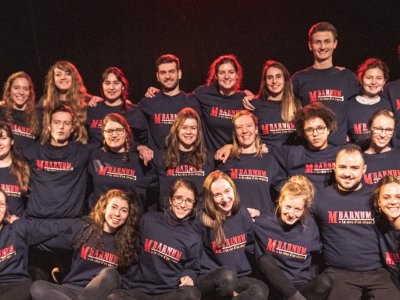 Sweats personnalisés - Gildan GI1800 - pour M Barnum, une comédie musicale itinérante sous chapiteau. Merci à eux pour la photo !