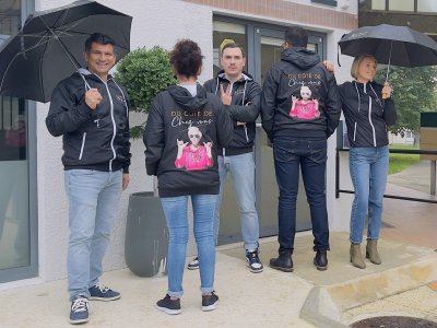 Flocage coloré sur des coupe-vents pour l'équipe de Du Côté de Chez Vous Immo