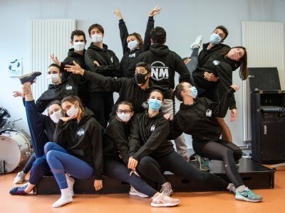 Groupe d'étudiants INM avec sweats personnalisés