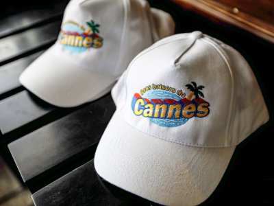 Casquettes brodées pour Konbini à l'occasion d'un événement lors du Festival de Cannes