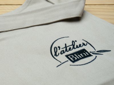 Broderie sur tablier en coton bio pour la marque Blini