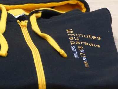 Sweat à capuche imprimé / référence : JH053 en coloris Jet black / gold