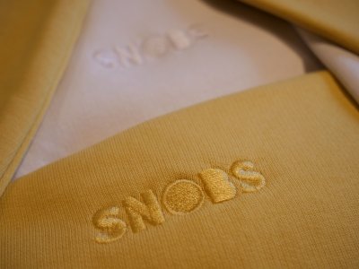 Broderie ton sur ton du logo Les Snobs