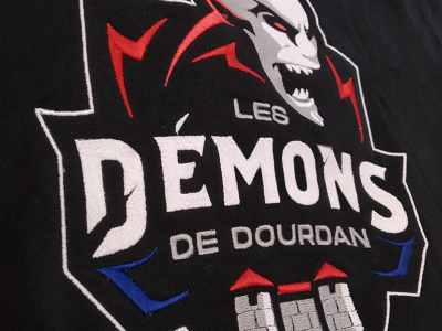 Illustrations et texte brodés pour le club de Roller Hockey, les Démons de Dourdan