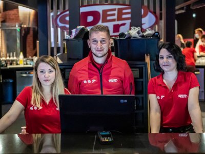 Polos et vestes brodées pour l'équipe de Speed Park