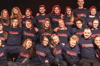 Sweats personnalisés - Gildan GI1800 - pour M Barnum, une comédie musicale itinérante sous chapiteau. Merci à eux pour la photo !