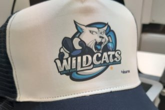 Casquette B640 en French Navy aux couleurs d'une équipe sportive