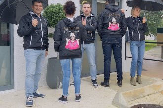 Flocage coloré sur des coupe-vents pour l'équipe de Du Côté de Chez Vous Immo