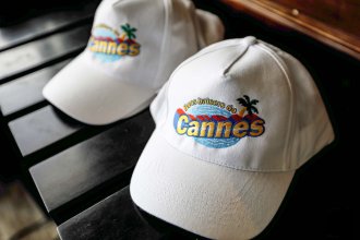 Casquettes brodées pour Konbini à l'occasion d'un événement lors du Festival de Cannes