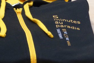 Sweat à capuche imprimé / référence : JH053 en coloris Jet black / gold