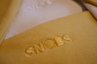 Broderie ton sur ton du logo Les Snobs