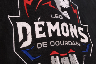 Illustrations et texte brodés pour le club de Roller Hockey, les Démons de Dourdan