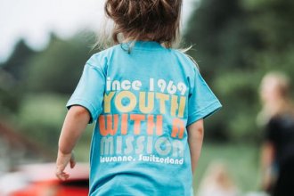 T-shirt E190 / E189 en couleur Swimming Pool pour l association caritative YWAM