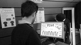 Fred en train de valider et retoucher un visuel à imprimer