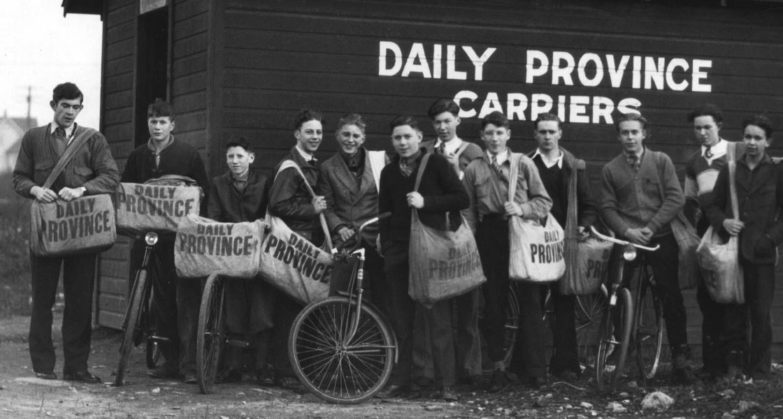 Photo ancienne de distributeurs de journaux aux Etats-Unis dans les années 1900